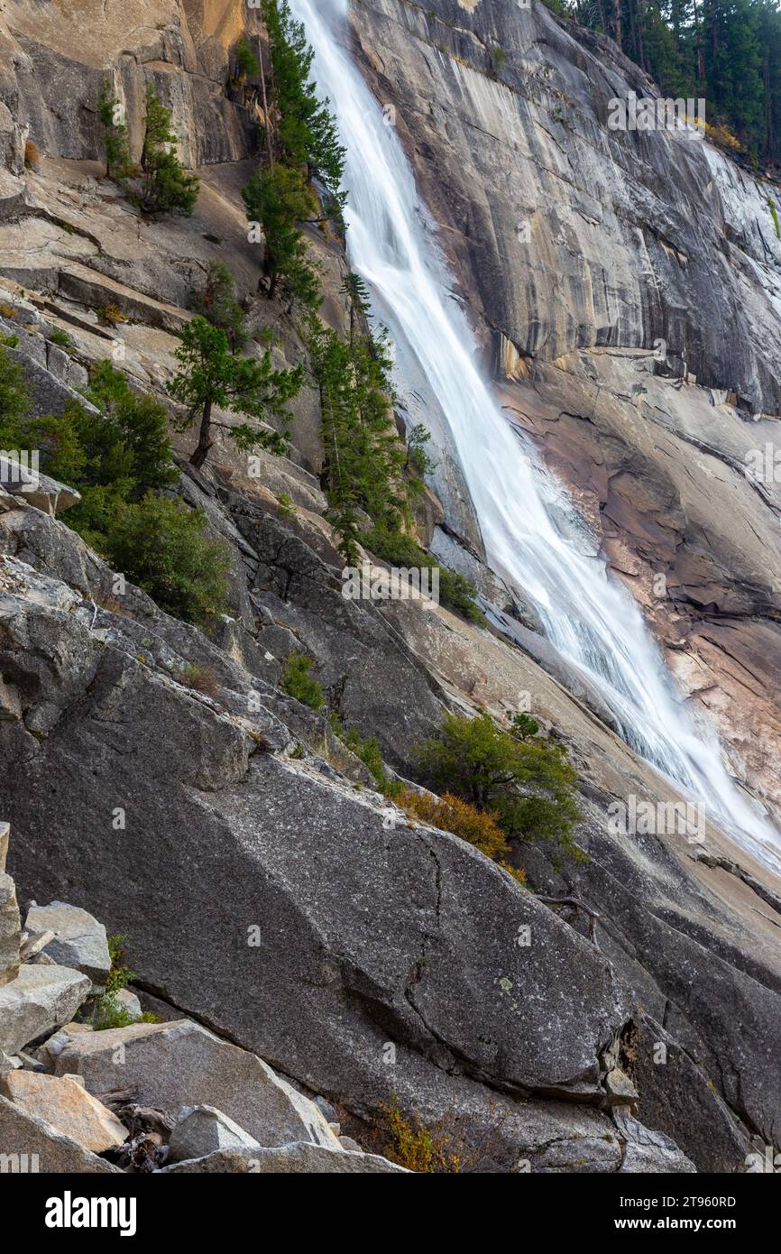 Malerische Nevada Fall Vertical Portrait Low Autumn Water Flow Granite Rock Cliff. Wandern Auf Dem John Muir Trail Yosemite National Park Sierra Nevada Kalifornien Stockfoto