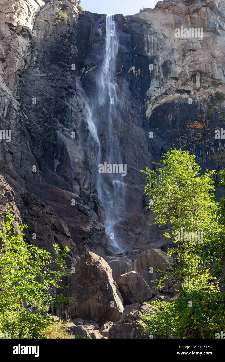 Berühmter Hochzeitsschleier Fall oder Wasserfall vertikales Porträt, niedriger Herbst Wasserfluss, Granit Rock Cliff. Yosemite National Park, Sierra Nevada, Kalifornien, USA Stockfoto