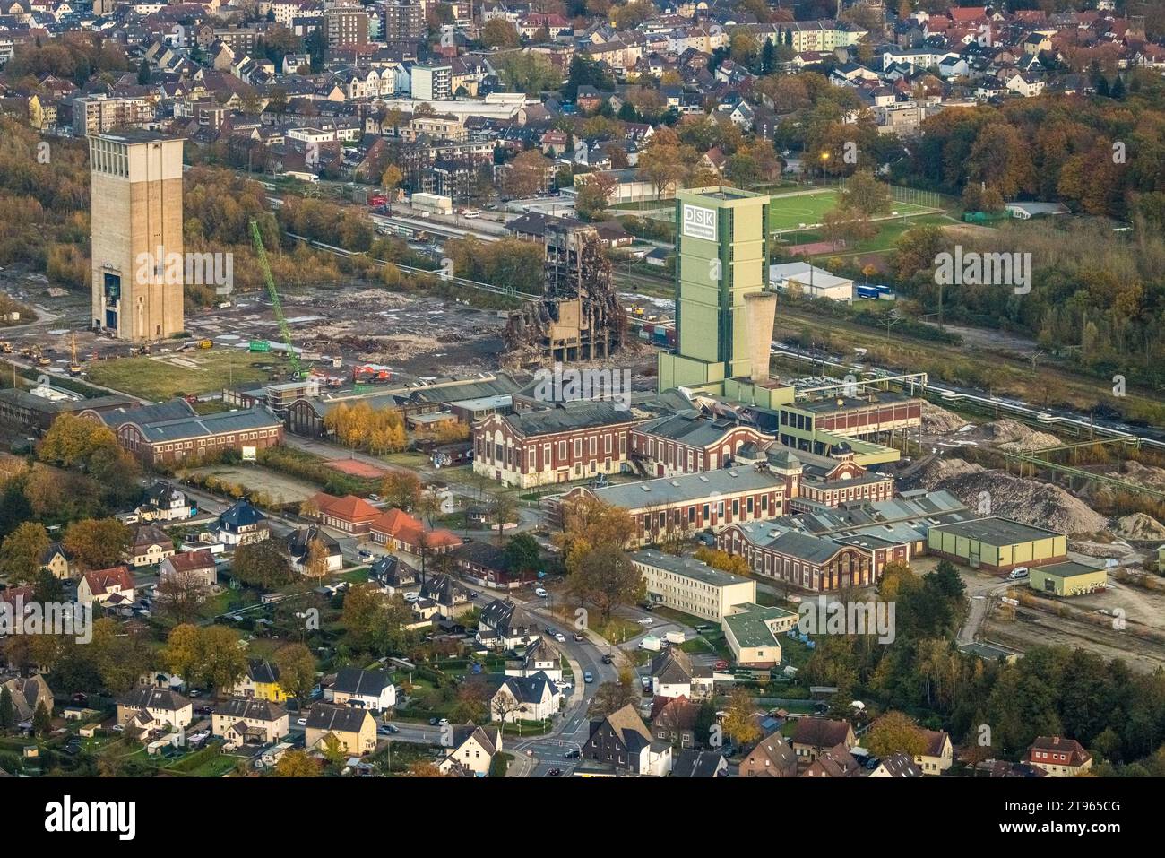 Luftbild, ehemaliges DSK Bergwerk Lippe Westerholt, neues Quartier für klimagerechtes Arbeiten und Wohnen, Egonstraße, an der Stadtgrenze zu Gelsenkirchen, umgeben von herbstlichen Laubbäumen, Hassel, Gelsenkirchen, Ruhrgebiet, Nordrhein-Westfalen, Deutschland ACHTUNGxMINDESTHONORARx60xEURO *** Luftaufnahme, ehemaliges Bergwerk Lippe Westerholt, neues Quartier für klimafreundliches Arbeiten und Wohnen, Egonstraße, am Stadtrand von Gelsenkirchen, umgeben von herbstlichen Laubbäumen, Hassel, Gelsenkirchen, Ruhrgebiet, Nordrhein-Westfalen, Deutschland ATTENTIONxMINDESTHONORARx60xEURO Stockfoto