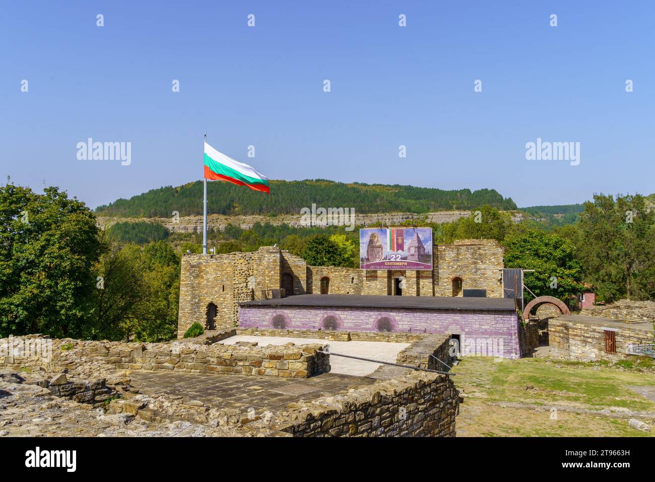 Veliko Tarnovo, Bulgarien - 23. September 2023: Blick auf den Palast der Festung Zarevets in Veliko Tarnovo, Bulgarien Stockfoto