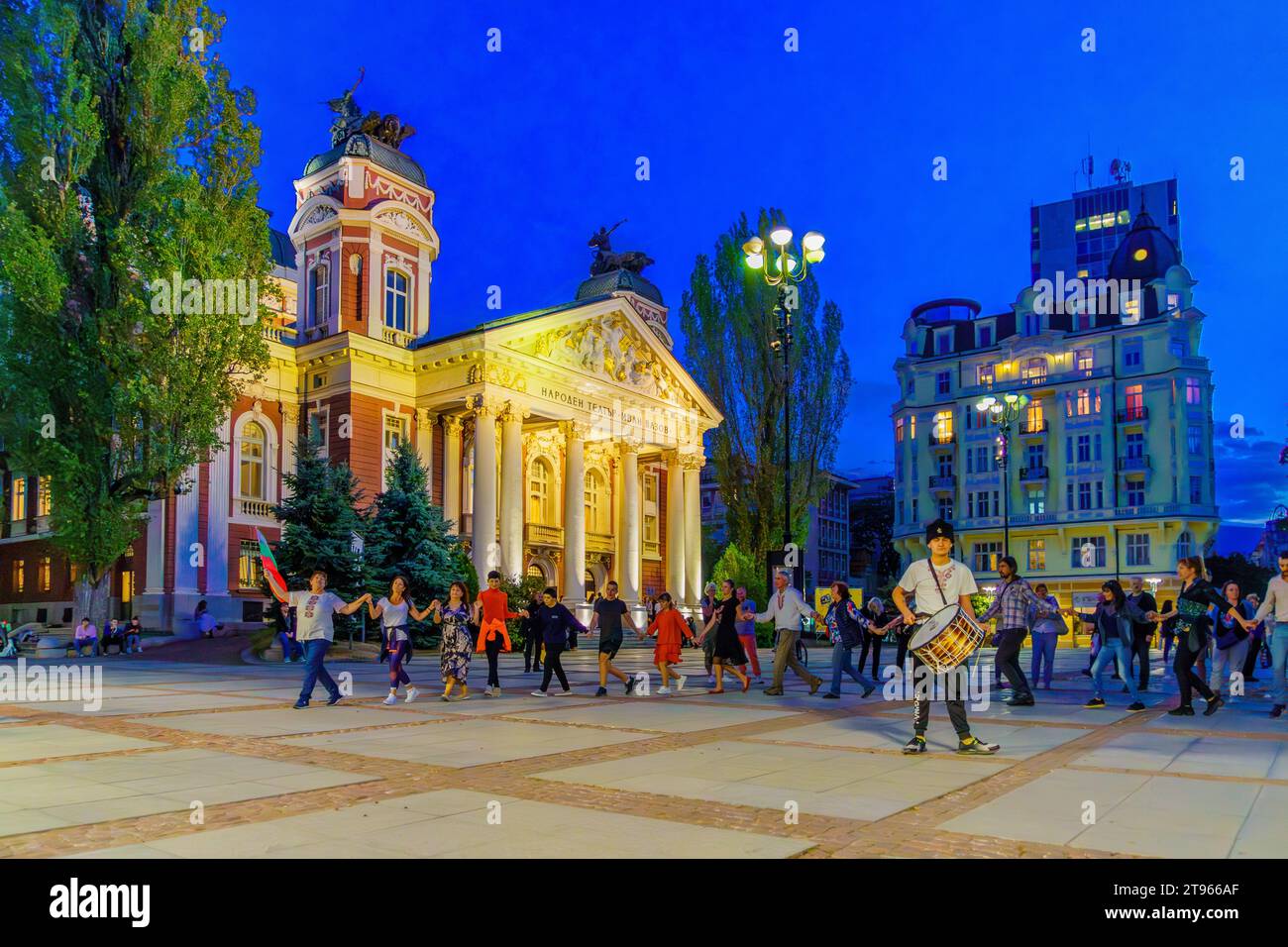 Sofia, Bulgarien - 08. Oktober 2023: Sonntagabend-Szene mit Menschen, die traditionelle Volkstänze in der Nähe des Ivan Vazov Nationaltheaters, Einheimische und Stockfoto