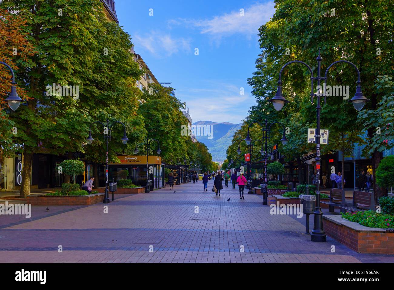 Sofia, Bulgarien - 09. Oktober 2023: Szene des Vitosha Boulevards mit dem Vitosha Berg im Hintergrund, Einheimische und Besucher, in Sofia, Bulgarien Stockfoto