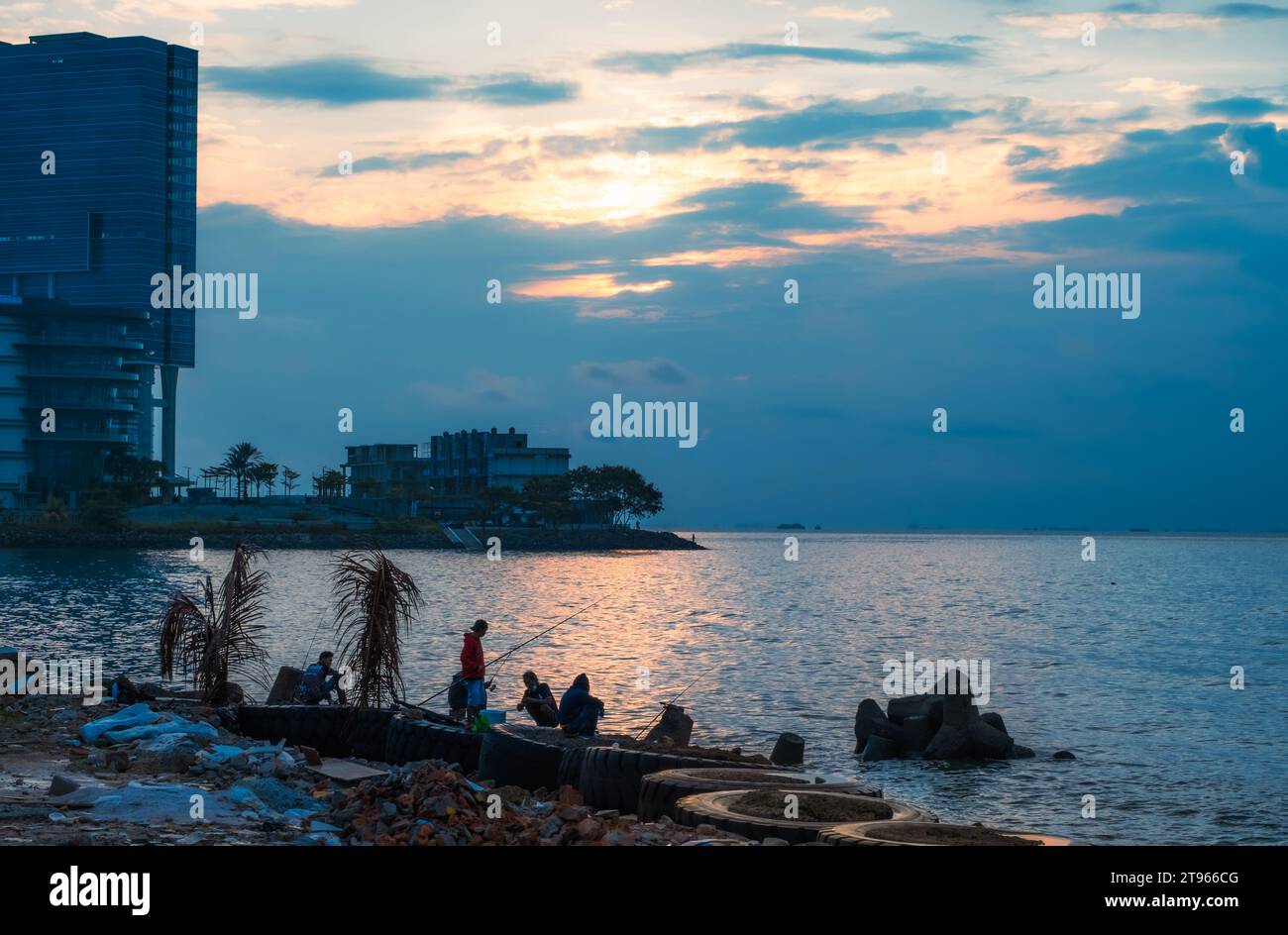 5 Männer versuchen, früh morgens Fische zu fangen. Stockfoto