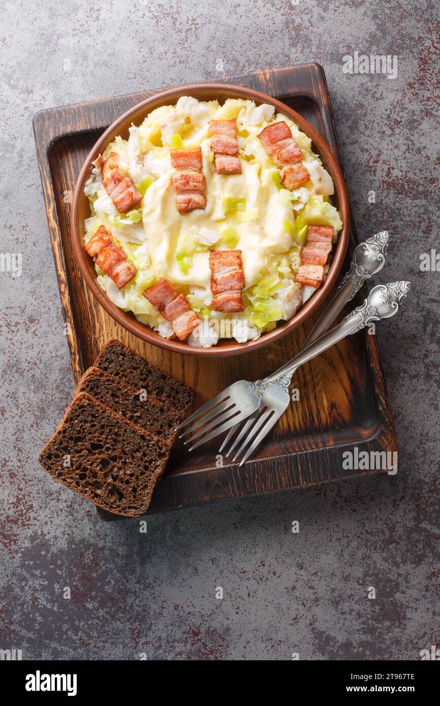 Traditioneller norwegischer gedünsteter Fisch mit Kartoffeln, Speck und ...