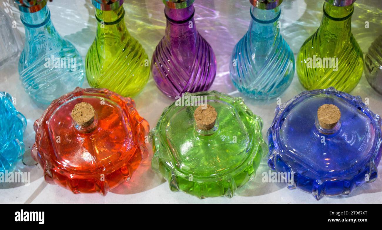 Set von kleinen bunten transparenten Flaschen Stockfoto