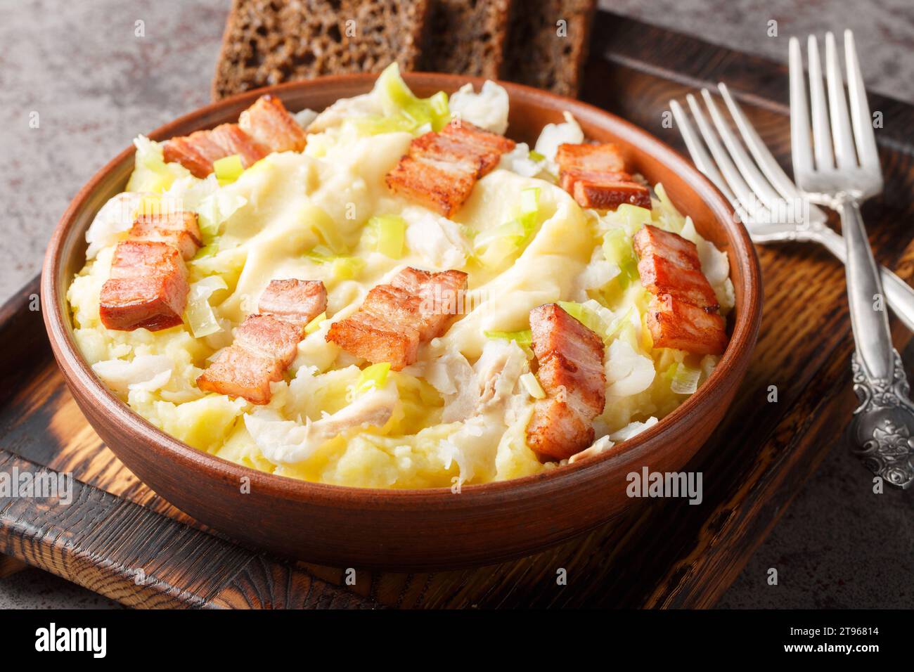 Der norwegische Plukkfisk wird mit einem Kabeljau aus weißem Fisch und einer cremigen Kartoffel auf einem Teller auf dem Tisch hergestellt. Horizontal Stockfoto