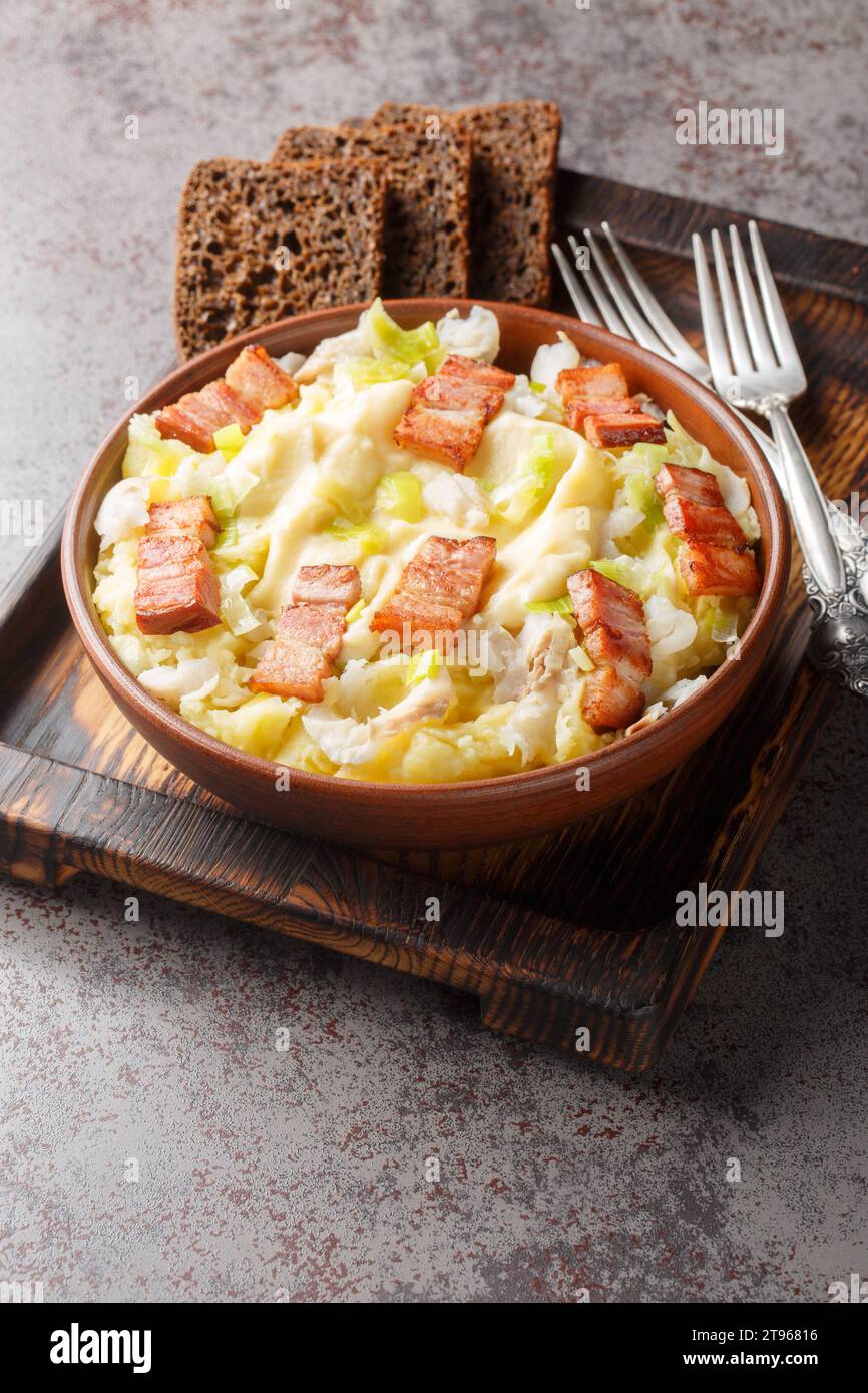 Norwegischer Frühlingsjau Plukkfisk mit gekochter Kartoffel, Lauch ... Norwegischer Frühlingsjau Plukkfisk mit gekochter Kartoffel, Lauch ...