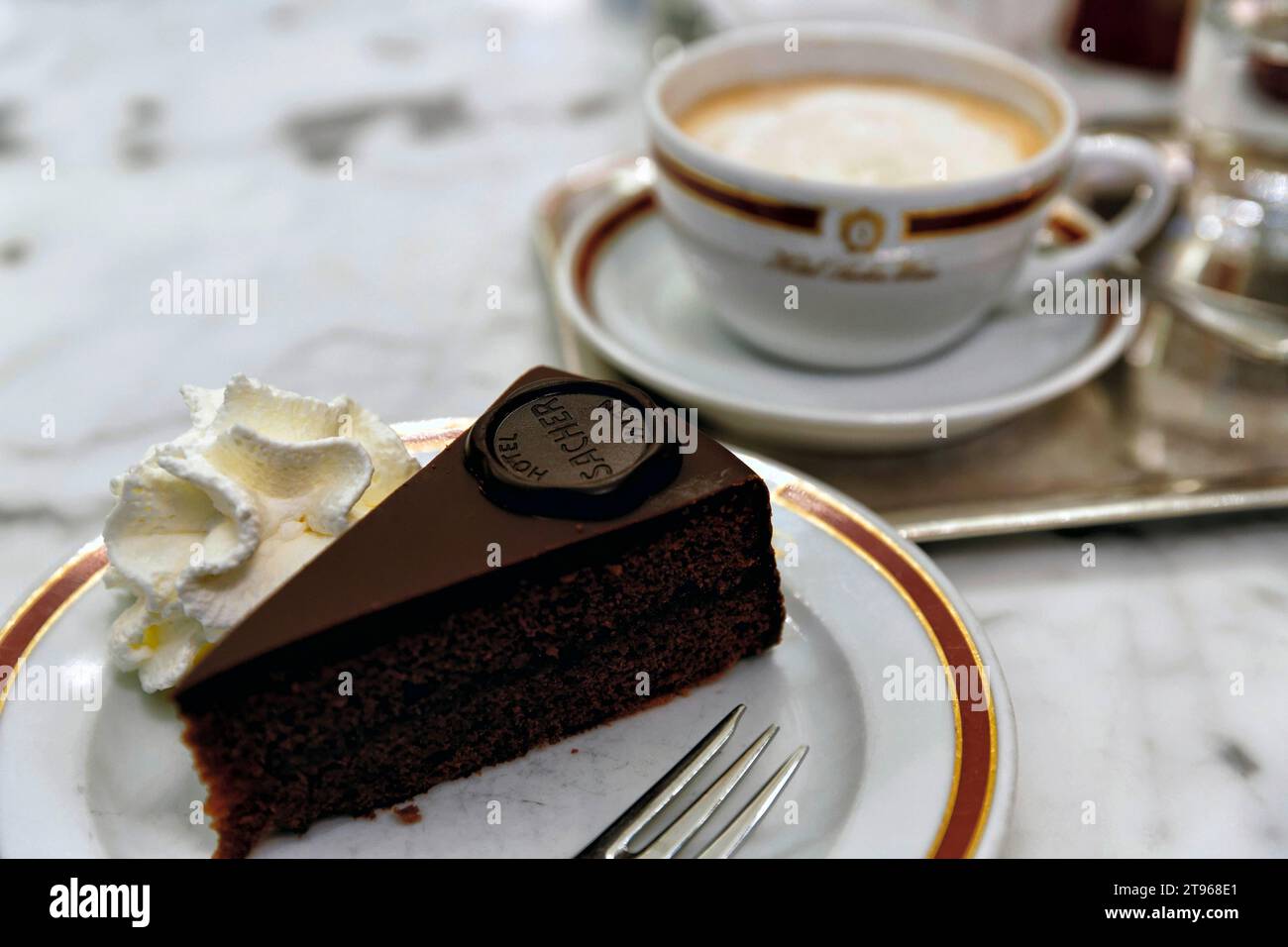 Traditionelle Sachertorte, Wiener Kaffeehaus, Gastronomie, Kaffeehauskultur Wien, Österreich Stockfoto