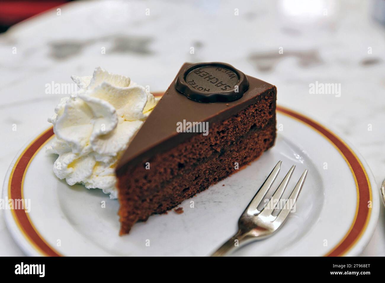 Traditionelle Sachertorte, Wiener Kaffeehaus, Gastronomie, Kaffeehauskultur Wien, Österreich Stockfoto