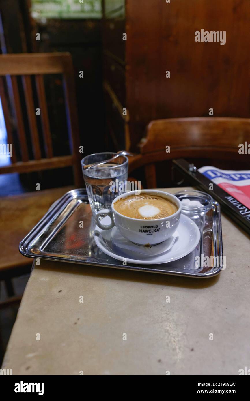 Traditionelles Wiener Kaffeehaus, Gastronomie, Tageszeitung zum Lesen, Kaffeehauskultur Wien, Österreich Stockfoto