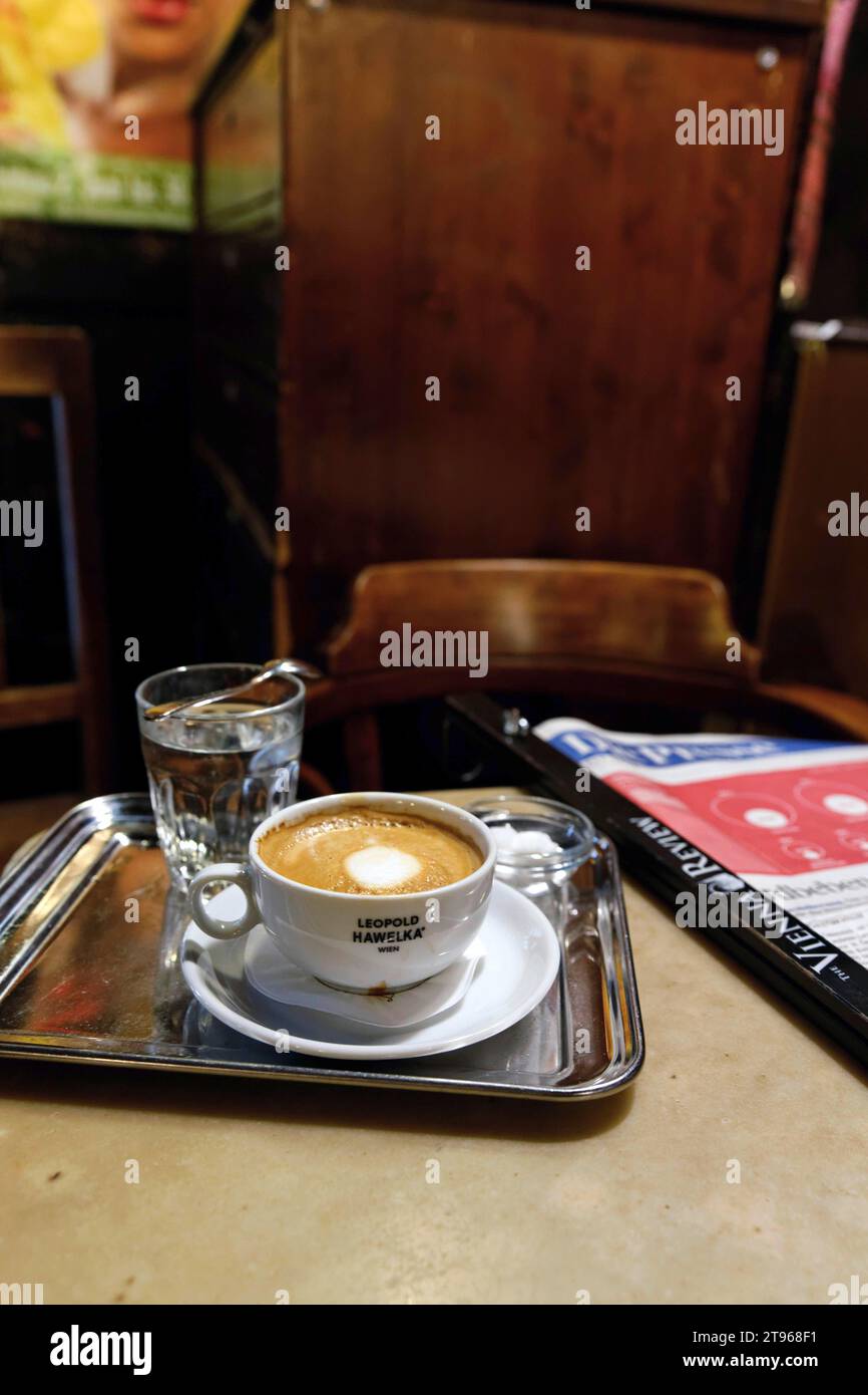 Traditionelles Wiener Kaffeehaus, gastronomisches Etablissement, Kaffeehauskultur Wien, Österreich Stockfoto