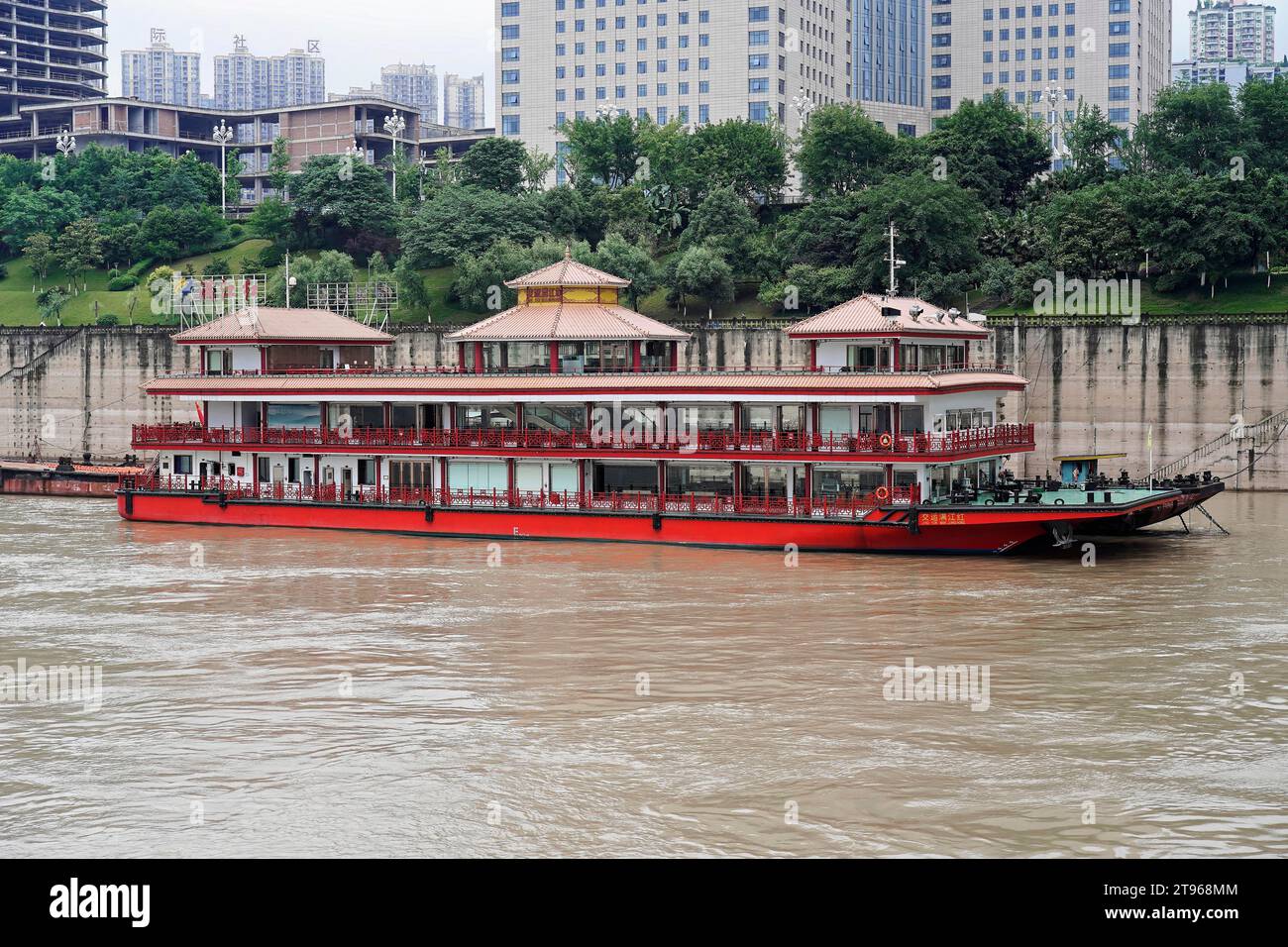 Restaurantboot, auf dem Yangtze-Fluss vor einem Hintergrund von Wolkenkratzern, Chongqing, Provinz Chongqing, China Stockfoto