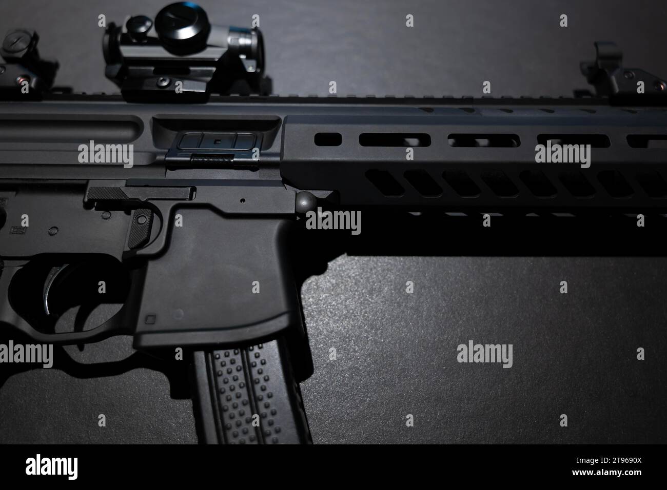 Modernes elegantes Sturmgewehr auf grauem Hintergrund in der Schweiz Stockfoto
