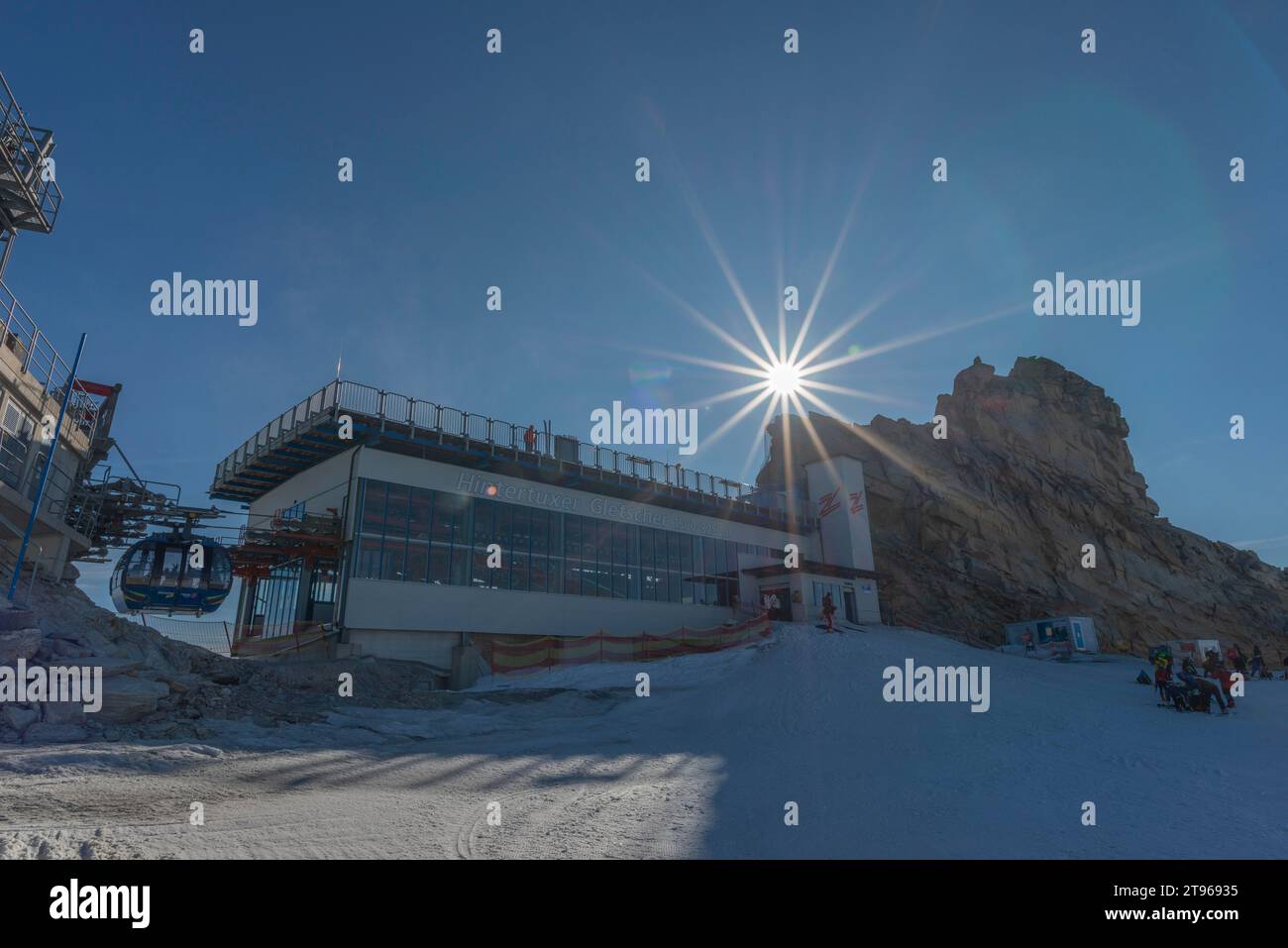 Ganzjähriges Skigebiet, Hintertuxer Gletscher (3) (250 m), Skifahrer, Hinterlicht, Aussichtsplattform Gipfelstation, Hintertuxer Gletscherbahn, Hintertux Stockfoto