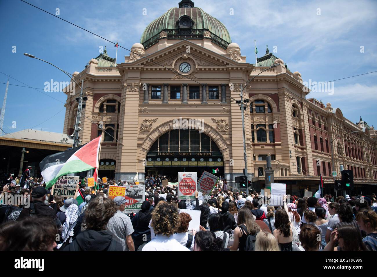23. November 2023, Melbourne, Australien. Hunderte von Schülern aus Melbourne veranstalten einen Schulbesuch vor der Flinders Street Station, um gegen den anhaltenden Krieg gegen Gaza zu protestieren, das Bewusstsein zu schaffen und einen Waffenstillstand zu fordern. Quelle: Jay Kogler/Alamy Live News Stockfoto