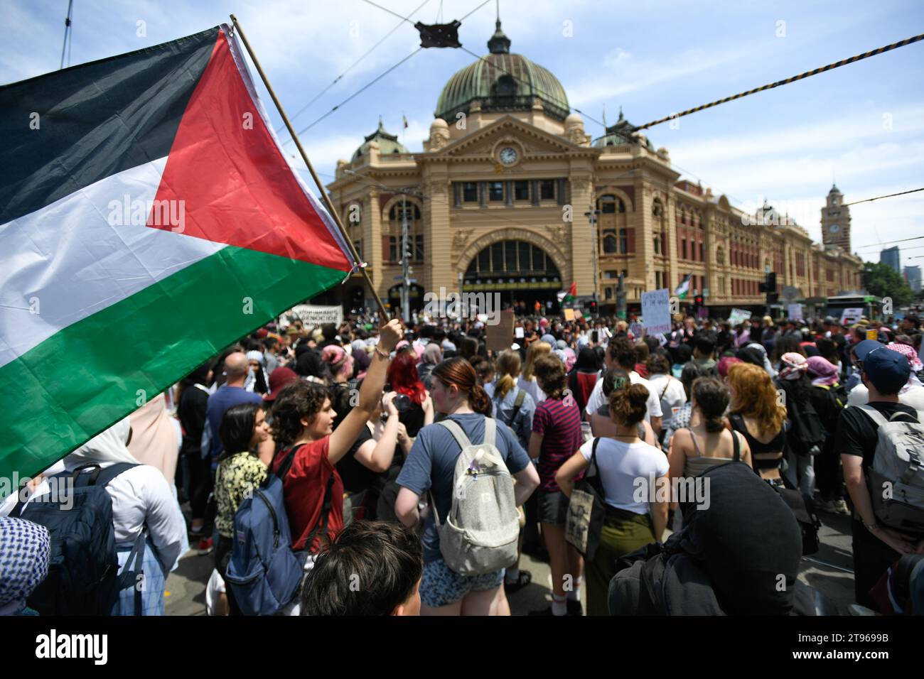 23. November 2023, Melbourne, Australien. Hunderte von Schülern aus Melbourne veranstalten einen Schulbesuch vor der Flinders Street Station, um gegen den anhaltenden Krieg gegen Gaza zu protestieren, das Bewusstsein zu schaffen und einen Waffenstillstand zu fordern. Quelle: Jay Kogler/Alamy Live News Stockfoto