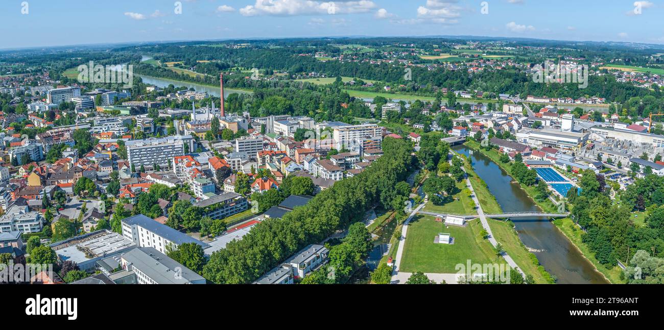 Aus der Vogelperspektive auf die Stadt Rosenheim in Oberbayern rund um das Eisstadion Stockfoto