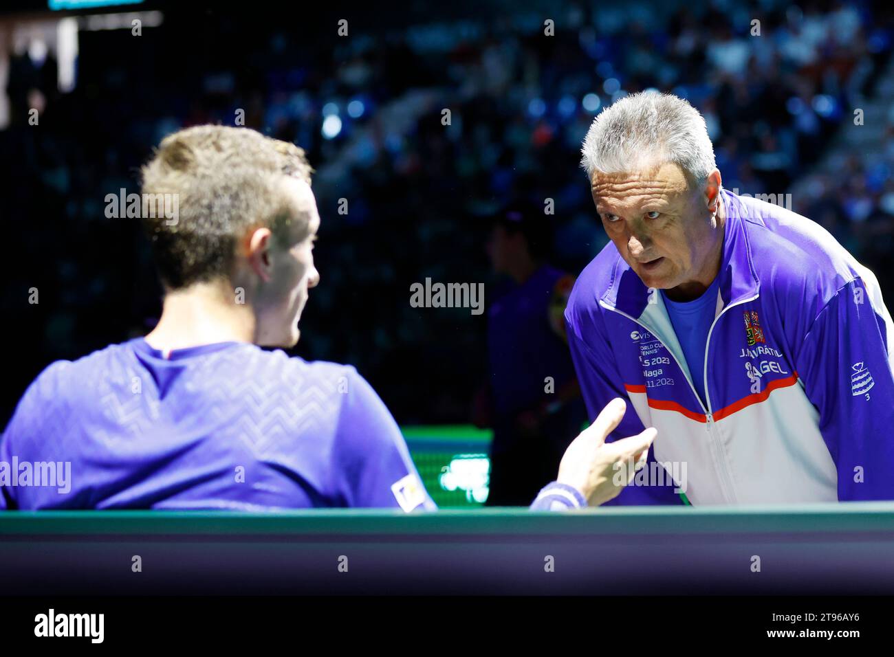 Der tschechische, nicht spielende Kapitän Jaroslav Navratil, rechts