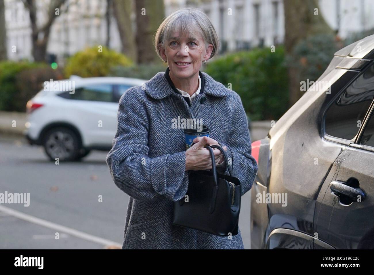 Die wissenschaftliche Chefberaterin der Regierung, Professor Dame Angela McLean, kommt, um eine Erklärung vor der britischen COVID-19-Untersuchung im Dorland House in London abzugeben, während deren zweite Untersuchung (Modul 2) die Kernentscheidungen und die politische Governance des Vereinigten Königreichs untersucht. Bilddatum: Donnerstag, 23. November 2023. Stockfoto