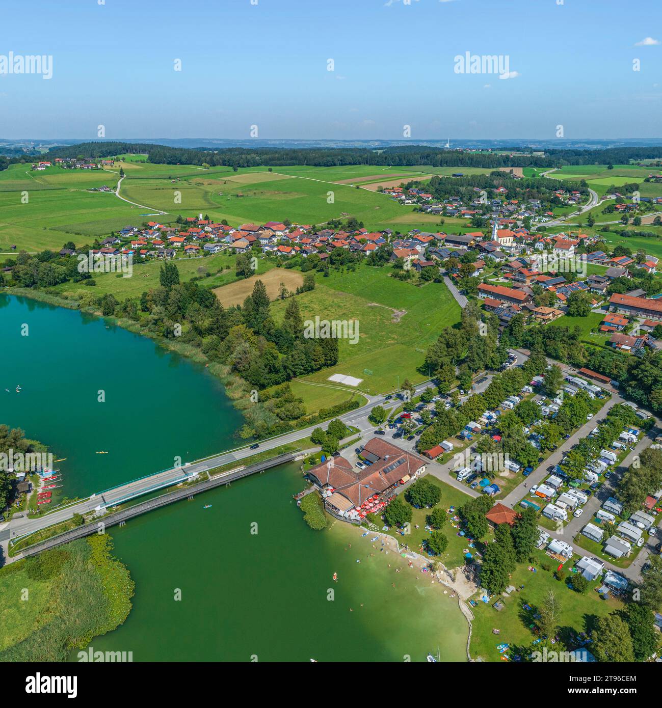 Aus der Vogelperspektive in die Region um Tettenhausen am Waginger und Tachinger See in Oberbayern Stockfoto