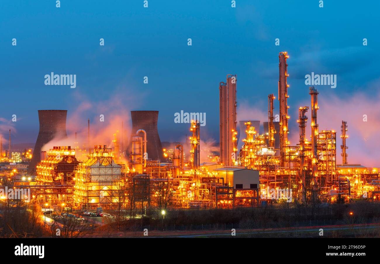 Abendansicht der Ölraffinerie in Grangemouth, betrieben von PetroIneos, einem Joint Venture von PetroChina und Ineos. Schottland Großbritannien Stockfoto