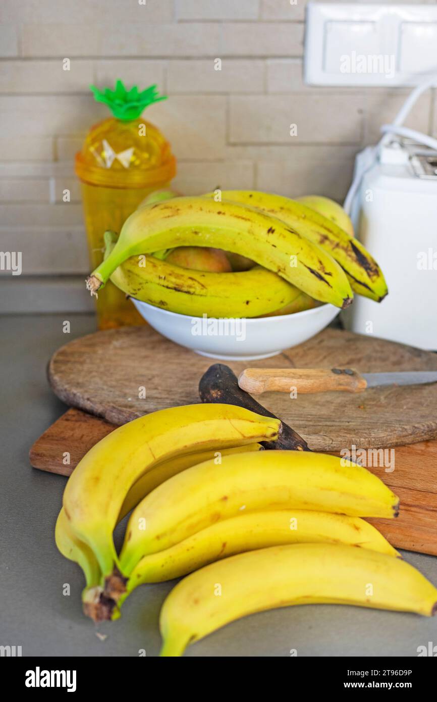 Ein Haufen reifer, gelber Bananen auf der Arbeitsplatte in der Küche Stockfoto