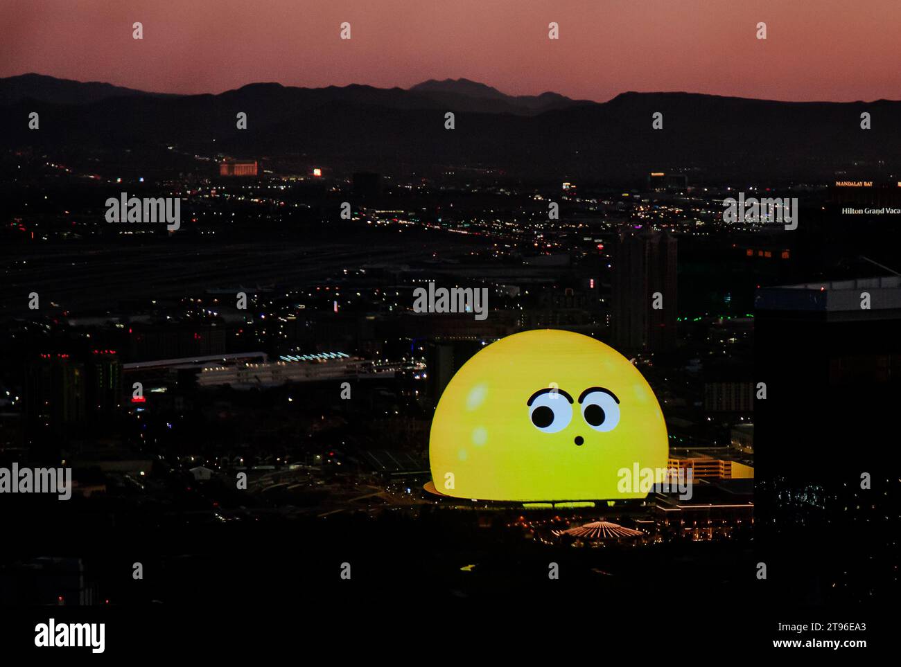 Las Vegas, Nevada, USA - 7. November 2023: Die MSG Sphere wird nachts mit neugierigem Cartoongesicht beleuchtet Stockfoto