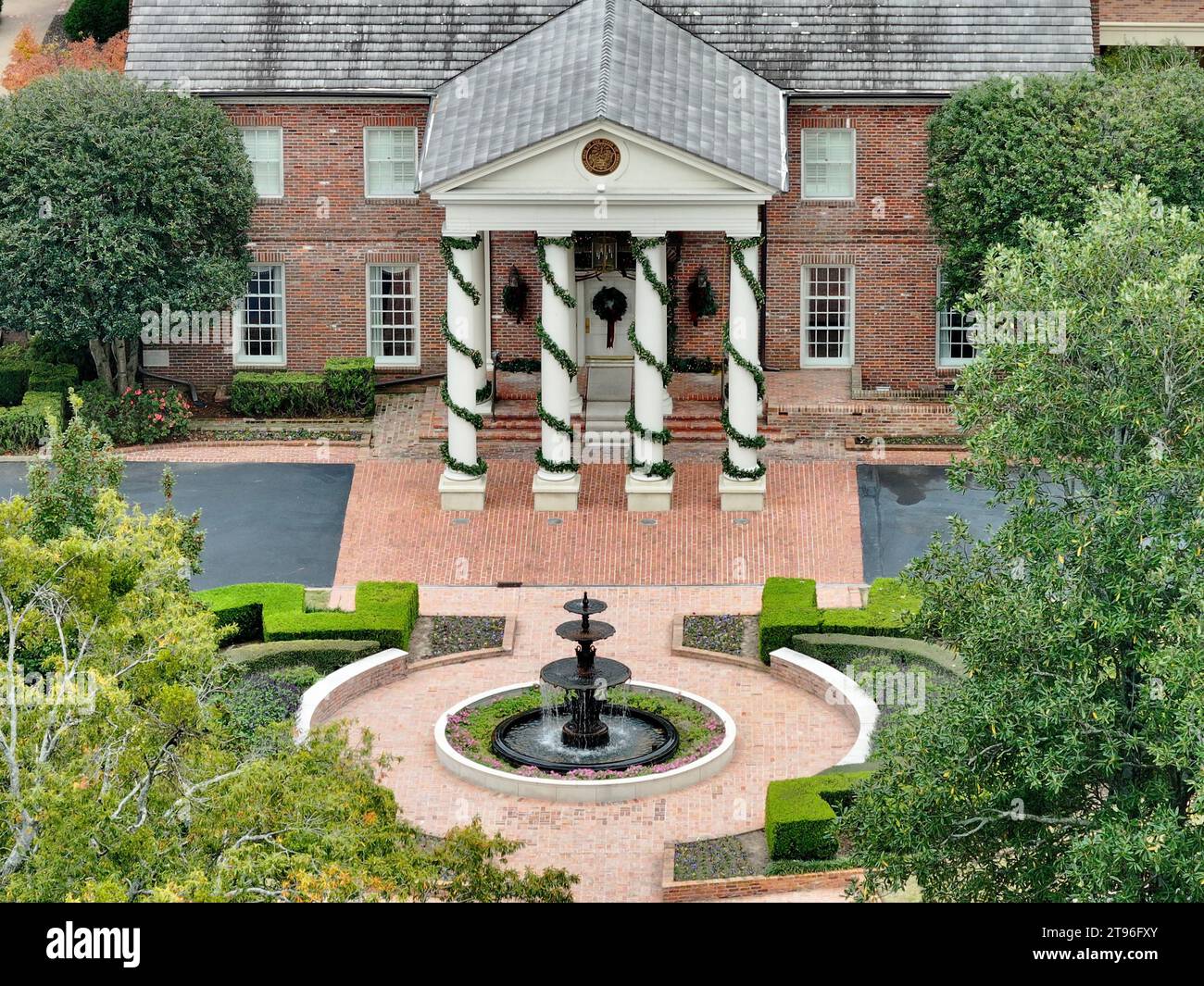 Es wird eine Luftaufnahme des Gouverneurs von Arkansas mit einem Brunnen im Vordergrund gezeigt Stockfoto