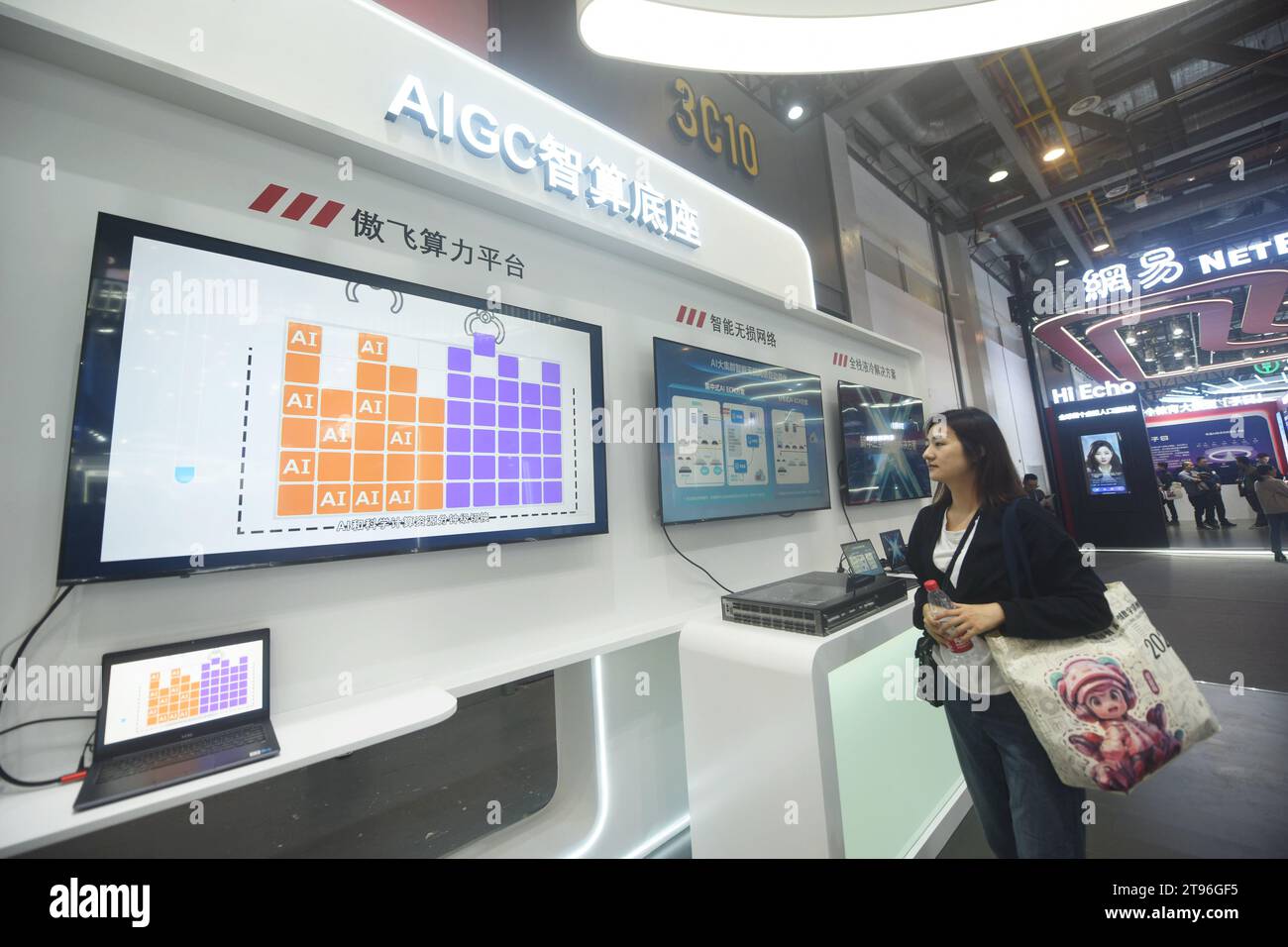 HANGZHOU, CHINA – 23. NOVEMBER 2023 – Besucher sehen sich die Selbstrechenbasis der AIGC (Generative Artificial Intelligence) von H3C auf der 2nd Global Digi an Stockfoto