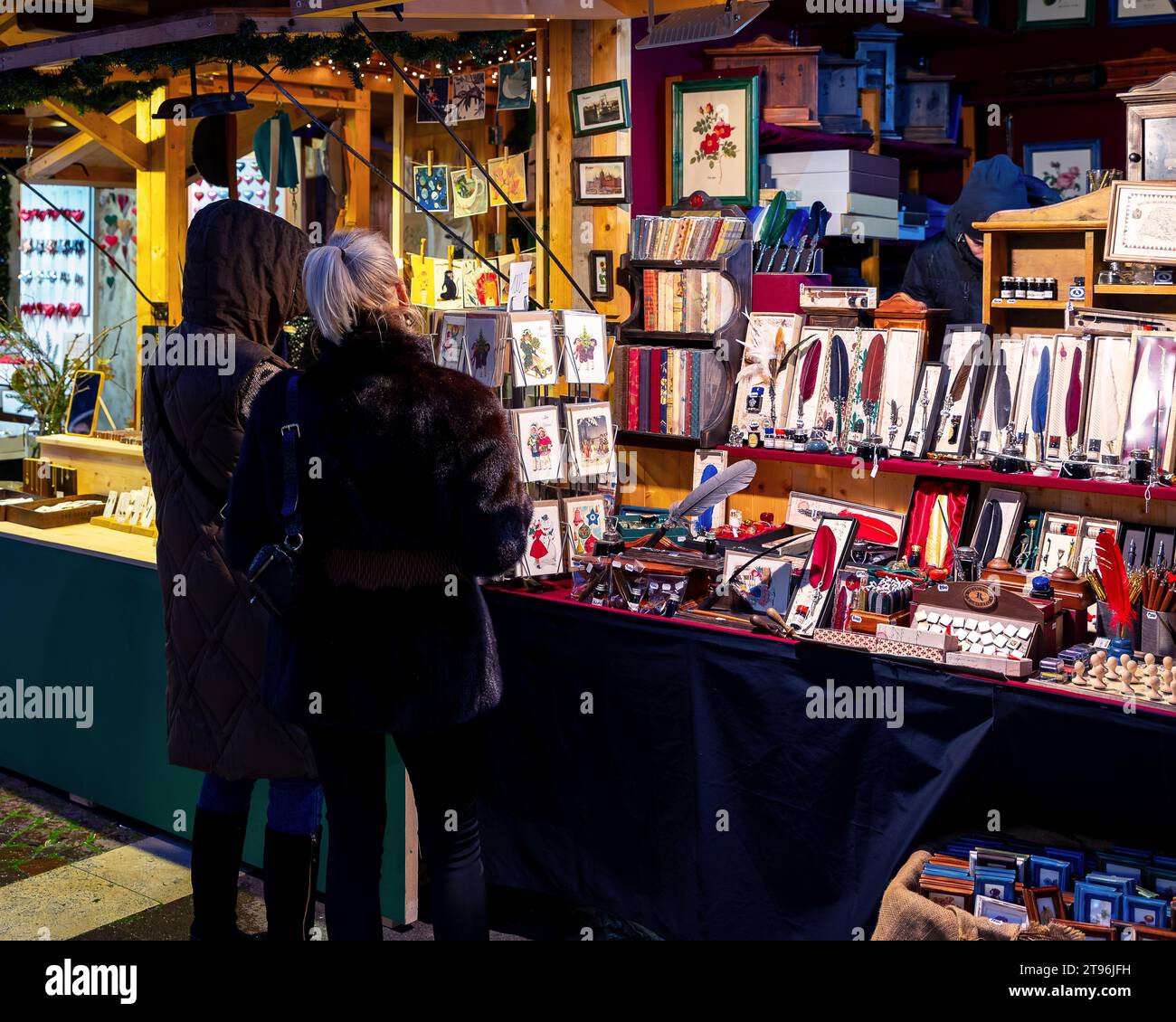 Berühmter Weihnachtsmarkt, wie heißt Basilika Adventent in Budapest Ungarn. Gegenüber der St. Stephens Basilika. Stockfoto