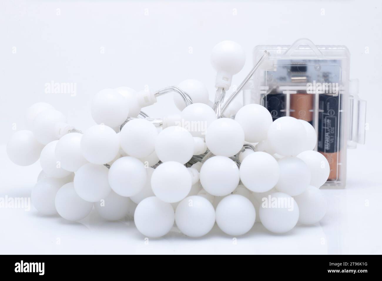 Batteriebetriebene weiße LED-Lichter mit Weihnachtskette auf weißem Hintergrund Stockfoto