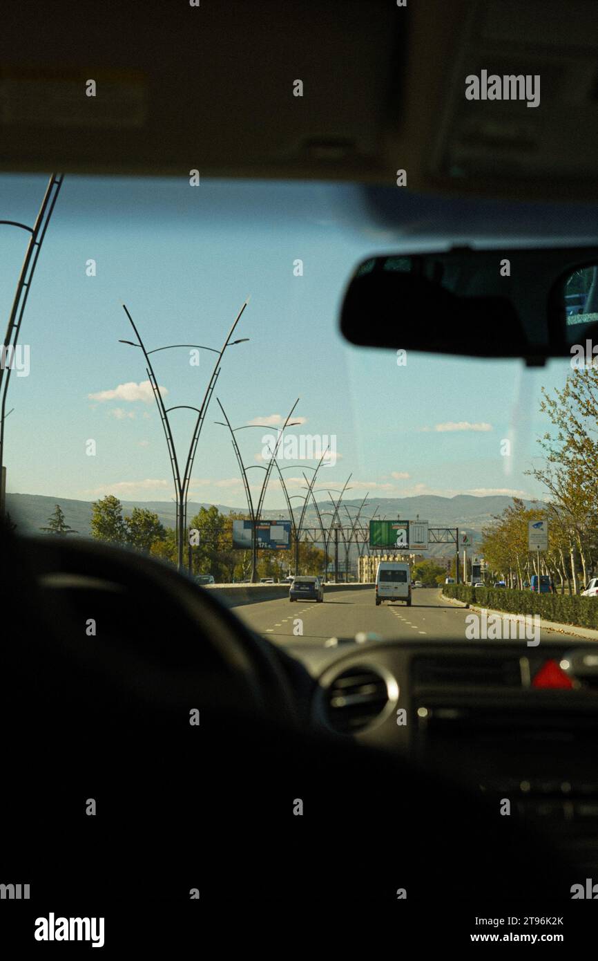 Foto eines Roadtrips im sonnigen Tiflis. Stockfoto