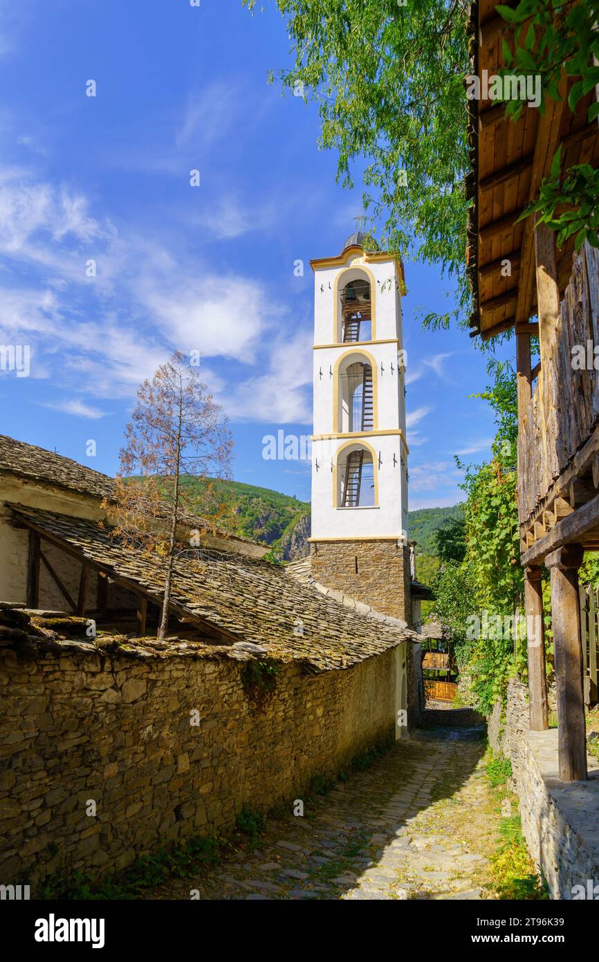 Blick auf die Kirche St. Nikola, im Dorf Kovachevitsa, Rhodopen, Bulgarien Stockfoto