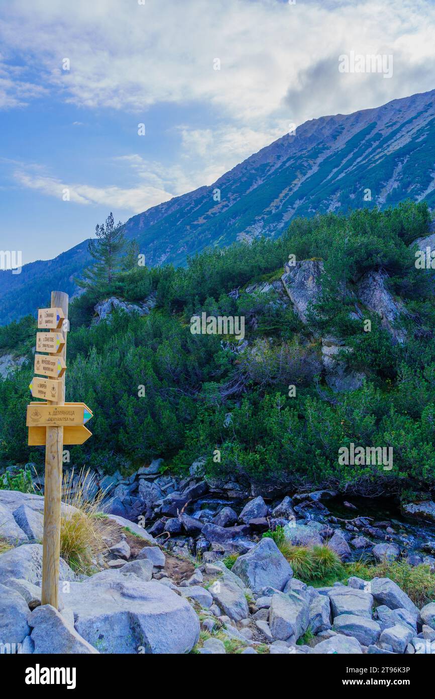 Blick auf die Berglandschaft im Nationalpark Pirin, mit Richtungsschildern (Parksymbol und zweisprachiger Wegname), im Südwesten Bulgariens Stockfoto