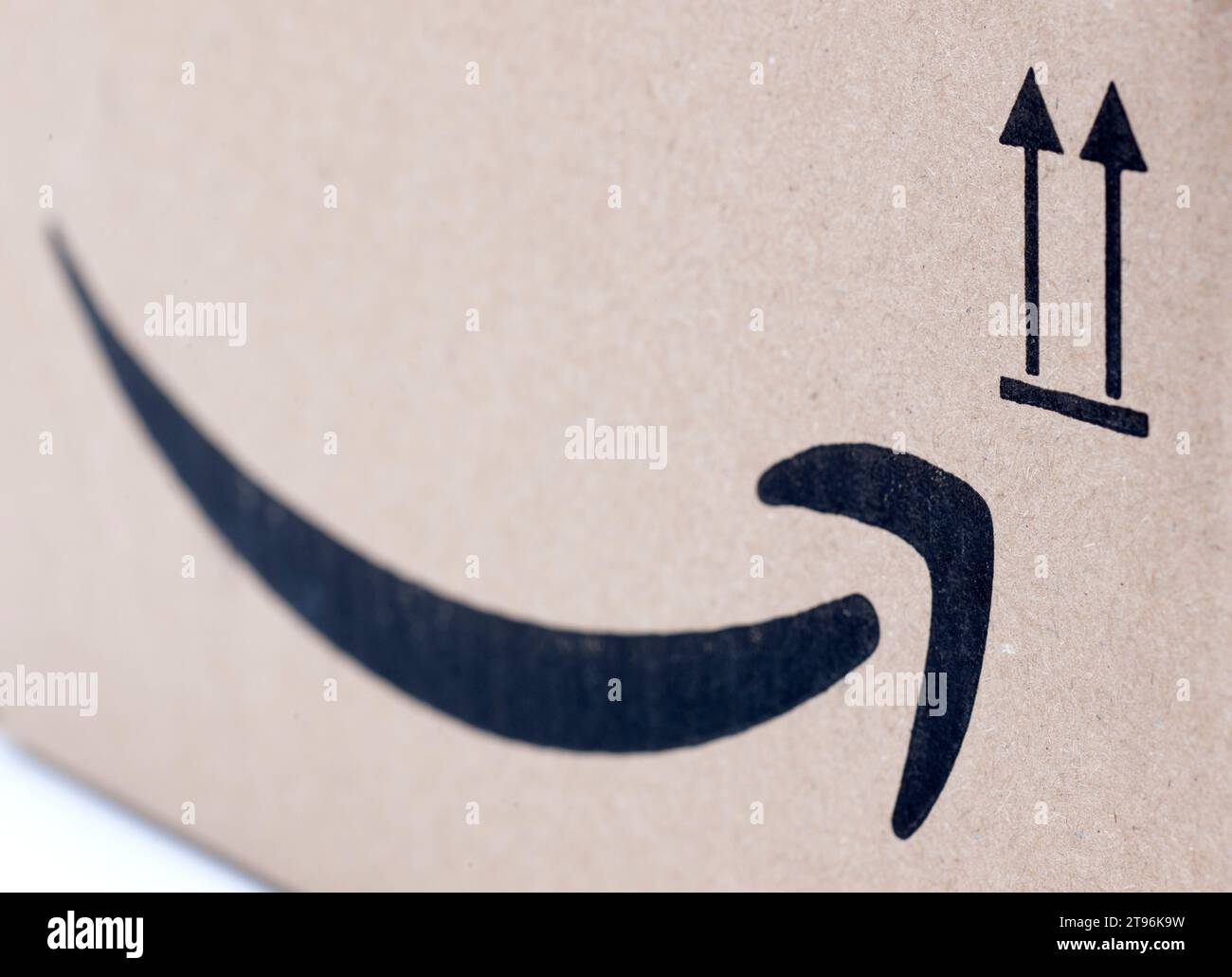 Amazon Prime Paket Mit Pfeil Zum Anzeigen Stockfoto