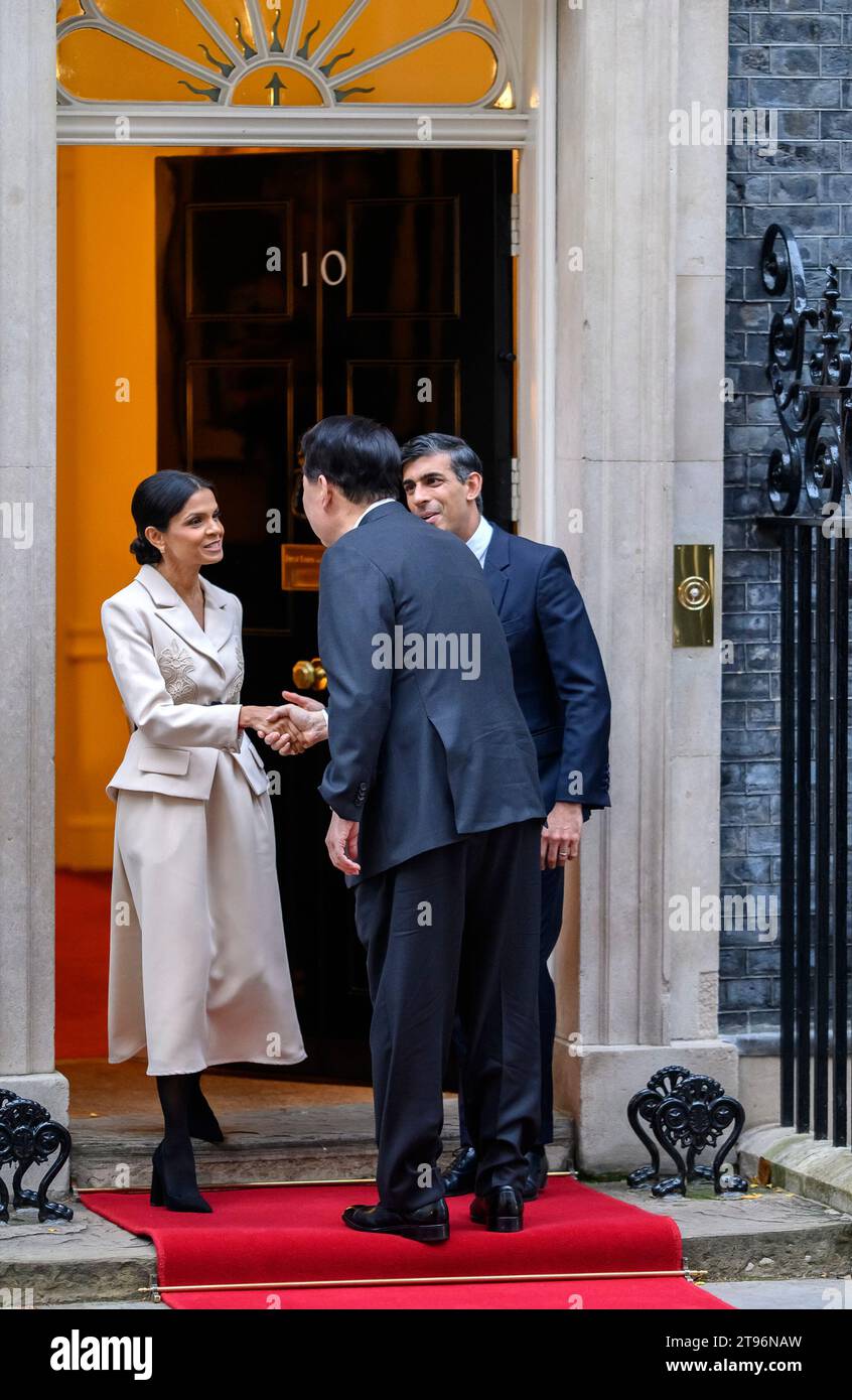 Yoon Suk Yeol, Präsident von Südkorea, trifft Premierminister Rishi Sunak und seine Frau Akshata Murty bei einem Staatsbesuch in der Downing Street 10, 22nd N Stockfoto Yoon Suk Yeol, Präsident von Südkorea, trifft Premierminister Rishi Sunak und seine Frau Akshata Murty bei einem Staatsbesuch in der Downing Street 10, 22nd N Stockfoto