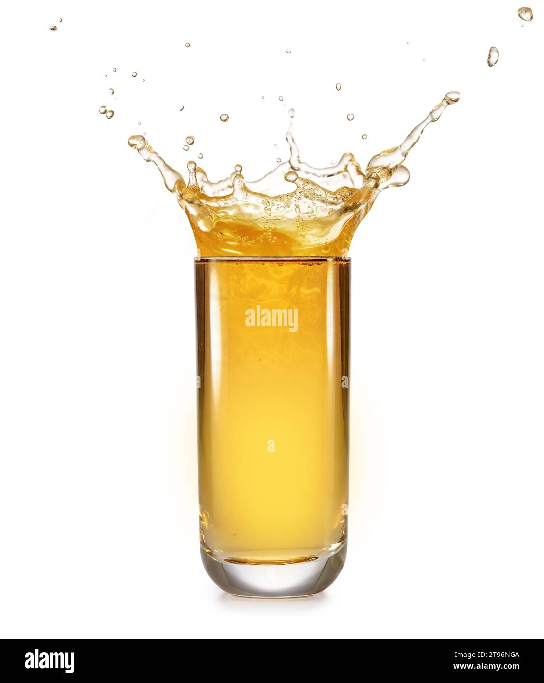 Kronenförmiger Spritzer Apfelsaft, der aus einem hohen Glas auf weißem Hintergrund überströmt. Stockfoto