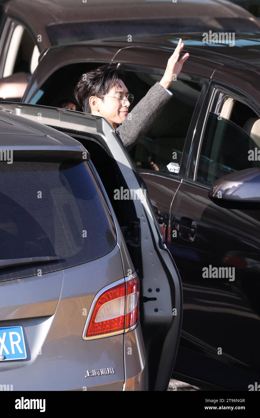 Der chinesische Schauspieler Li Xian tritt am 20. November 2023 in Changsha in der südchinesischen Provinz Hunan auf. (Foto: ChinaImages/SIPA USA) Stockfoto