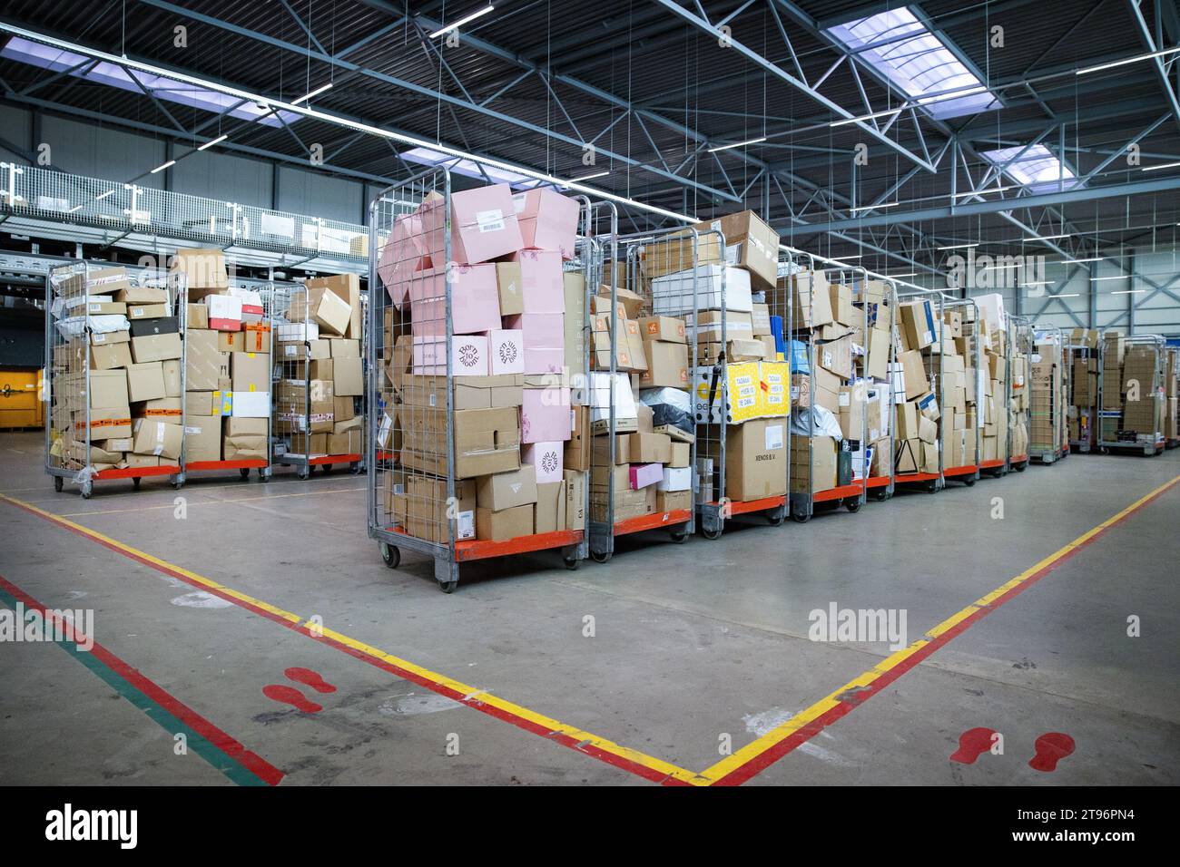 WESTZAAN - Pakete in einem PostNL Paketsortierzentrum. Im Vorfeld des Black Friday und der Feiertage ist der Post- und Paketzustelldienst voll. ANP RAMON VAN FLYMEN niederlande aus - belgien aus Stockfoto