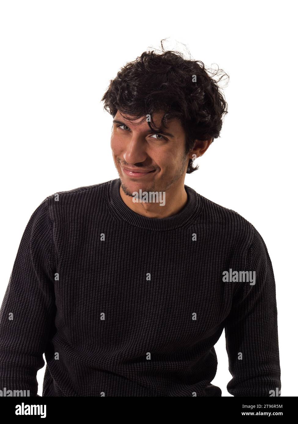 Ein Mann mit lockigen Haaren lächelt in die Kamera, isoliert auf weiß Stockfoto