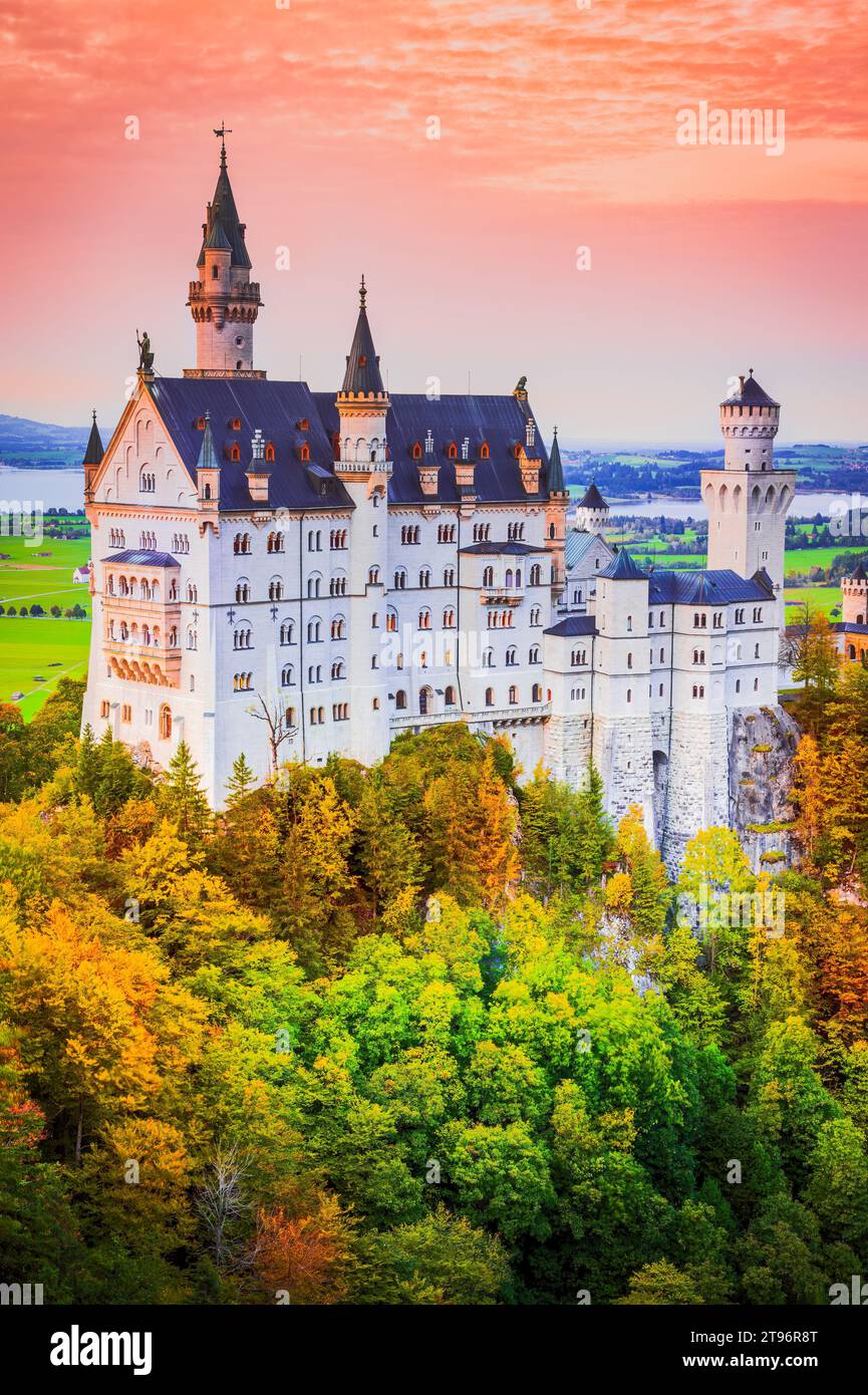 Neuschwanstein, Deutschland. Bezauberndes Schloss Neuschwanstein, wunderschöne Herbstfarben in Bayern. Stockfoto