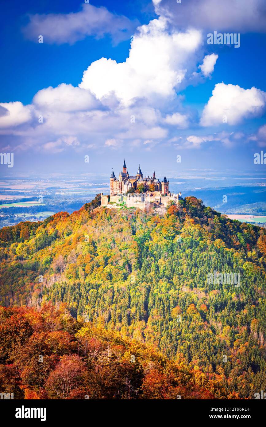 Schloss Hohenzollern, Deutschland. Herbstliche bezaubernde Landschaft der Burg Hohenzollern, Schwäbische Alpen in Baden-Württemberg. Stockfoto