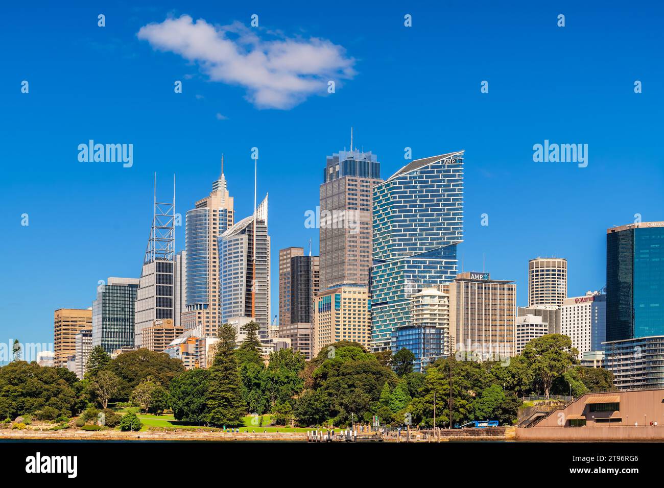 Sydney, Australien - 17. April 2022: Skyline von Sydney mit dem neuen AMP-Gebäude von einer Fähre aus an einem sonnigen Tag Stockfoto