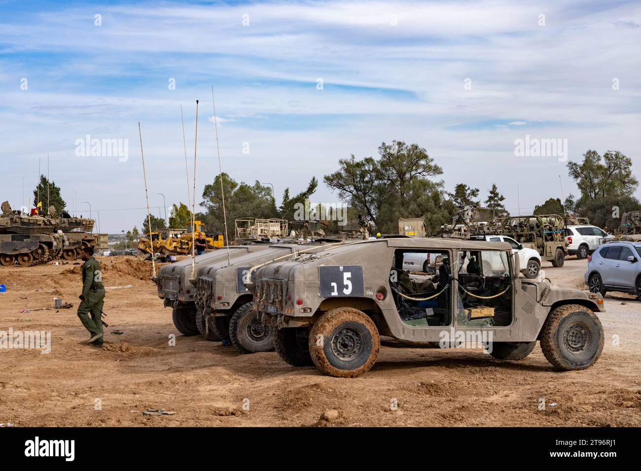 Israelisches Militärfahrzeug, Hummer auf dem Weg in den Krieg in Gaza Stockfoto