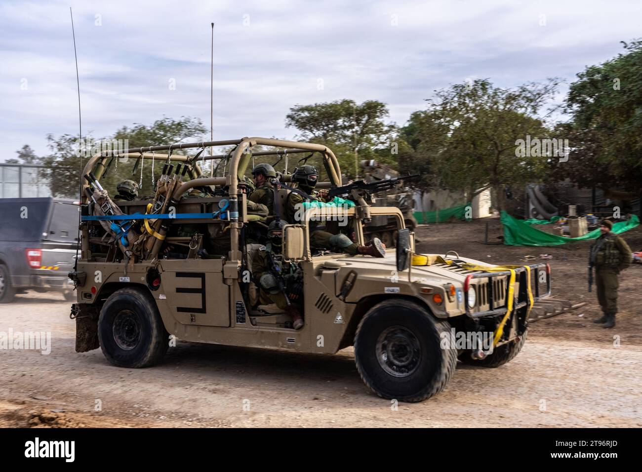 Israelisches Militärfahrzeug, Hummer auf dem Weg in den Krieg in Gaza Stockfoto