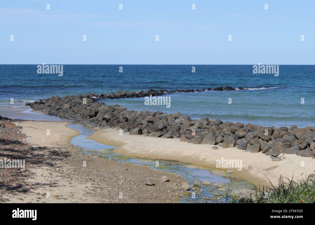 Strand bei Elliott Heads in Queensland, Australien, mit Felsen, Sand und dem Meer Stockfoto