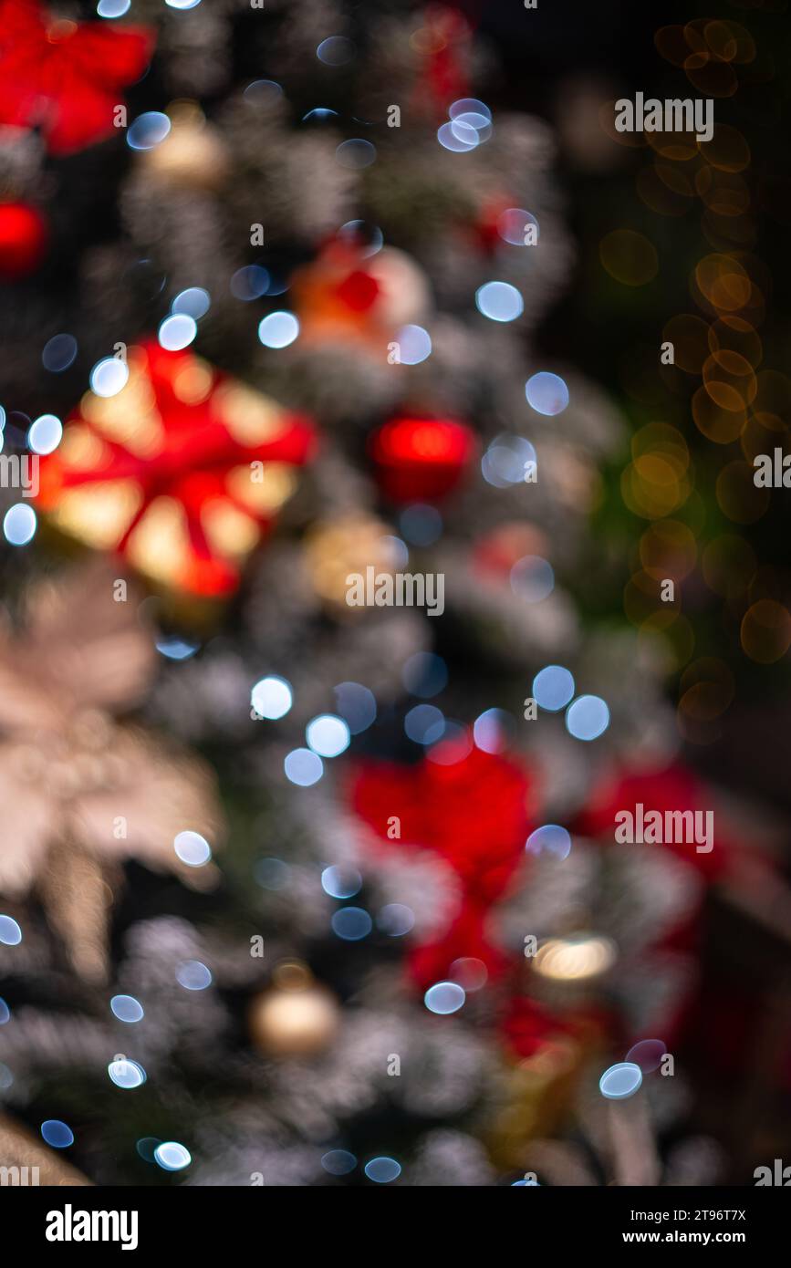 Verschwommener Urlaubshintergrund mit Bokeh. Unfokussierte Neujahrs- und Weihnachtsbeleuchtung. Stockfoto