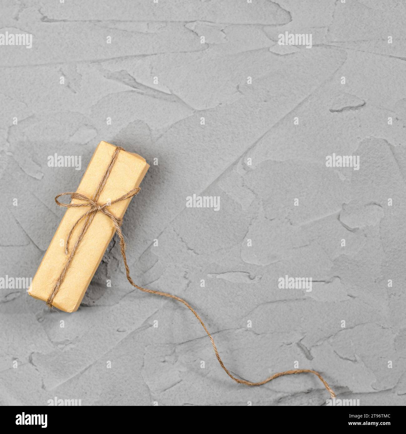 Weihnachtsgeschenk auf grauem Hintergrund. Flach, Draufsicht, Kopierraum Stockfoto