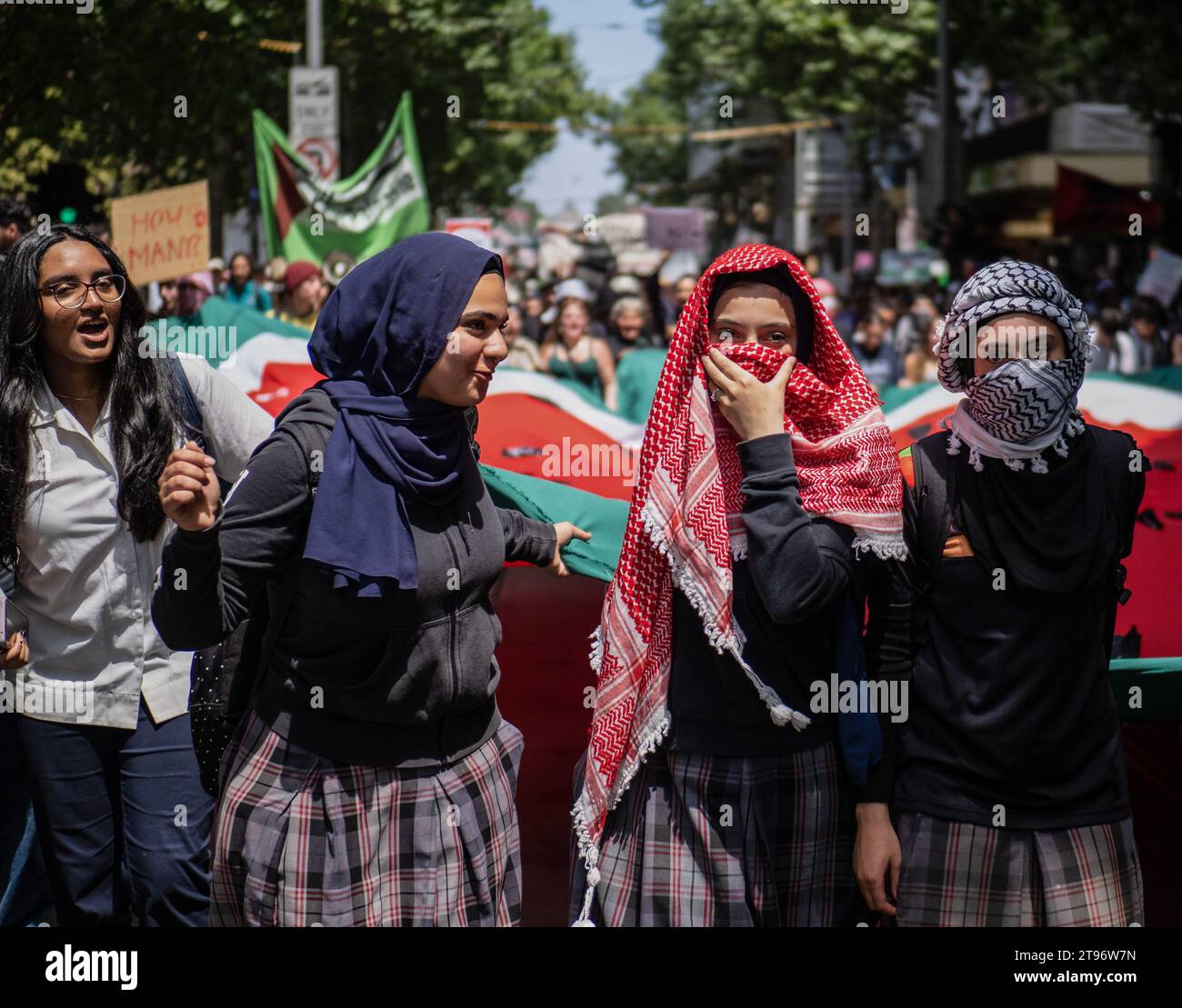 Melbourne, Australien. November 2023. Die Demonstranten der Studenten tragen während des Protestes ein großes Wassermelonenbanner. Hunderte von Schülern der Grund- und Sekundarstufe nehmen an einem „Schulstreik“ Teil, der aus dem Unterricht geht und sich im Stadtzentrum trifft, um ihre Solidarität mit der palästinensischen Sache auszudrücken und ein Ende des israelisch-Hamas-Krieges zu fordern. Credit: SOPA Images Limited/Alamy Live News Stockfoto