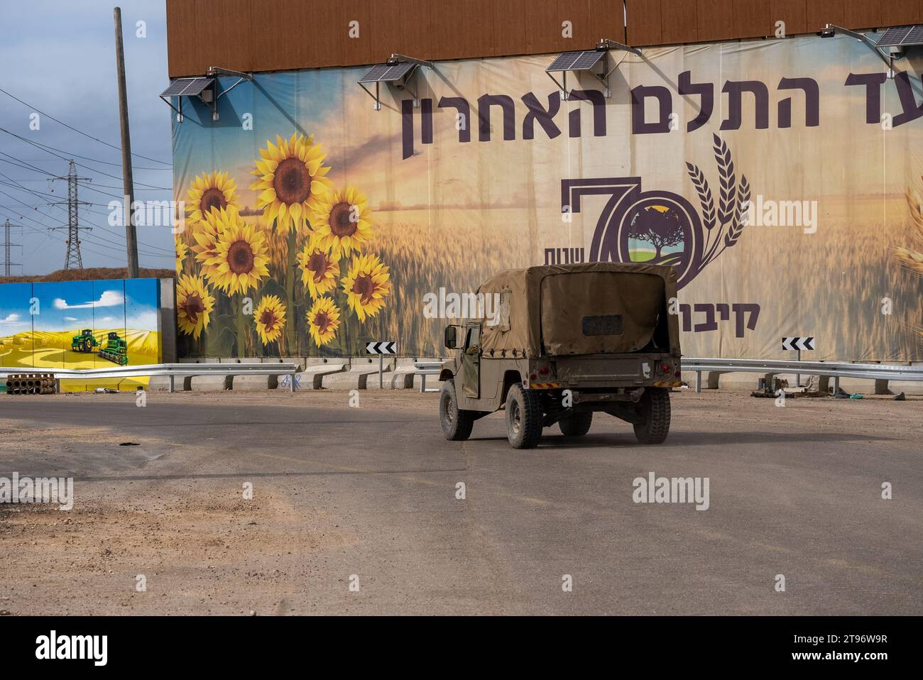 Israelisches Militärfahrzeug, nahe der Grenze zwischen Israel und Gaza, Schutzmauer mit Gemälden nahe der Grenze Stockfoto